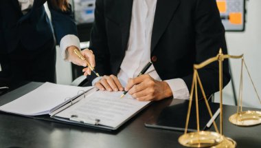 Avukatlar, ofiste pirinç tartı ile sözleşme belgelerini tartışıyorlar. Hukuk, hukuk hizmetleri, danışmanlık, adalet ve hukuk kavramı .