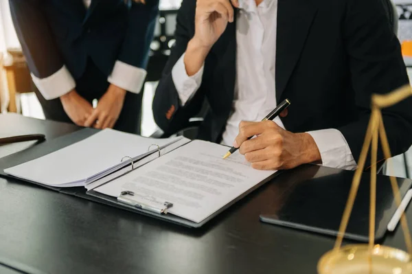 Advokater Diskuterar Kontraktshandlingar Med Skala Skrivbordet Ämbetet Juridik Juridiska Tjänster — Stockfoto