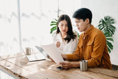 Ofis toplantısında sorunların çözümünü düşünen ekip üyeleri, kötü haberlerle şok olan farklı iş adamları, şirket iflasında panikleyen meslektaşları, merkez ofisteki iflas kavramları.