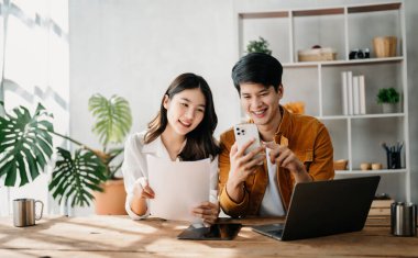 İş adamları iş çözümleri planlarını merkez büroda tartıştılar.