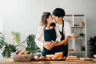 Asyalı aşıklar ya da mutfakta ekmeği masada pişiren çift..