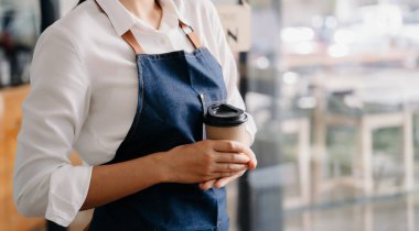 Güzel bayan ve sıcak kahveyi kafeye götür.