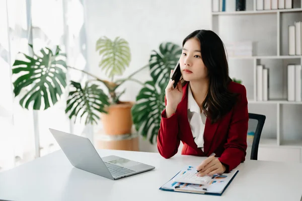 Negócios Mulher Asiática Falando Telefone Usando Laptop Casa Escritório — Fotografia de Stock