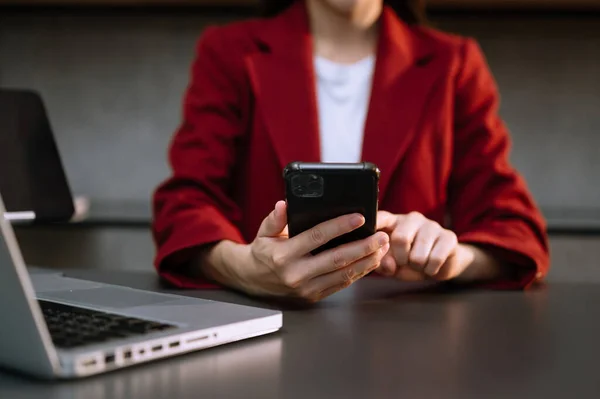 Ofisinde Dizüstü Bilgisayarı Telefonu Tableti Olan Kadını — Stok fotoğraf