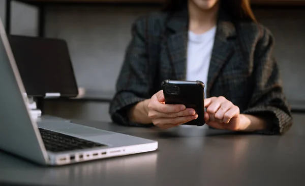 Ofisinde Dizüstü Bilgisayarı Telefonu Tableti Olan Kadını — Stok fotoğraf
