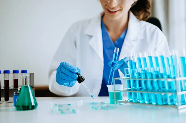 Investigadora Científica Que Realiza Experimento Laboratorio Químico — Foto de Stock