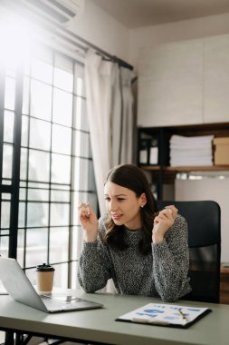  Kadın migren ağrısı çekiyor. Dizüstü bilgisayar üzerinde çalışırken çok çalışan iş kadını finansör. 