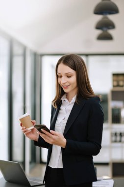 Ayaktayken kendine güvenen bir kadın girişimci. Genç iş kadını yönetim kurulunda duruyor.