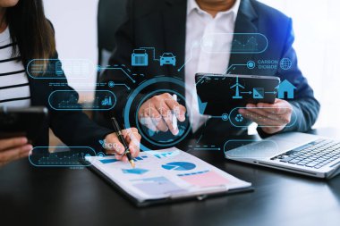 ESG 'nin çevresel konsepti, kaynakların korunması, CO2' nin azaltılması, iş adamları ekibinin CO2 emisyonunu azaltmak için dizüstü bilgisayarda sanal cihaz üzerinde çalışması