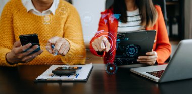 Ağ güvenliği. Ofiste dijital tablet ve bilgisayar kullanan iş adamları veri koruması için dijital asma kilit, İnternet teknolojisi ağı ve siber güvenlik teknolojisi kullanıyorlar.