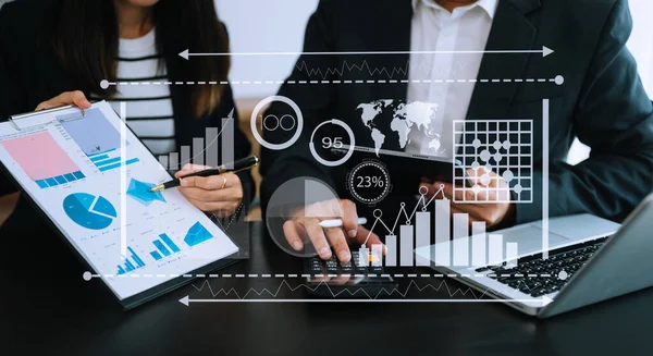 İş adamlarının mali rapor verileri bilanço ve gelir tablosu ve diyagram Fintech konsepti. İş ekibi toplantısı. Dijital tablet ve bilgisayar bilgisayarı. Ofiste.