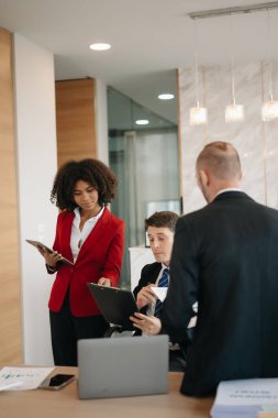 Ofisteki iş arkadaşları gündelik bir konuşma yapıyorlar. Bir konferans odasında bir grup iş adamı konferans odasında, modern ofiste yeni bir başlangıç projesinde oturuyorlar.