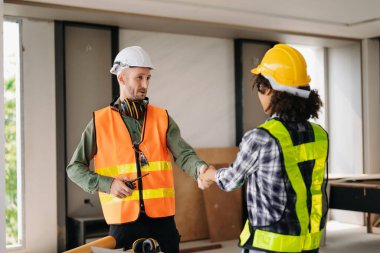 İnşaat ekibi, inşaat projeleriyle ilgili istişarelerde bulunmak üzere ofis merkezinde yeni bir projeye başlıyor.. 