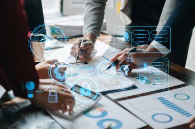 Siber güvenlik ve veri koruma bilgileri gizlilik internet teknolojisi kavramı. Bilgisayar üzerinde çalışan iş adamları iş ve mali veri teknolojisi kavramının asma kilit koruması altında olduğunu gösteriyor.