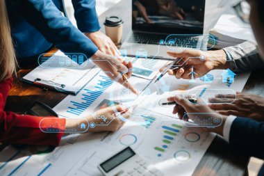 Ofis masasında hesap makinesi ile çalışan iş adamları ve sosyal ağ diyagramı ile grafik işleri 