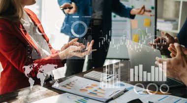 İş operasyonları bilançosu ve gelir tablosu ile ilgili mali rapor verileri ve Fintech konsepti diyagramı. İş ekibi dizüstü bilgisayarla buluşuyor. Ofiste.