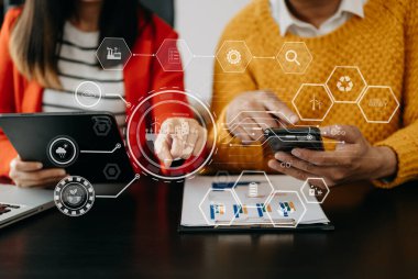Küresel ısınmayı sınırlamak için karbon ayak izi iklim değişikliğini azaltmak için sanal modern akıllı telefon üzerinde çalışan iş ekibi. Sürdürülebilir kalkınma ve yeşil iş konsepti. 