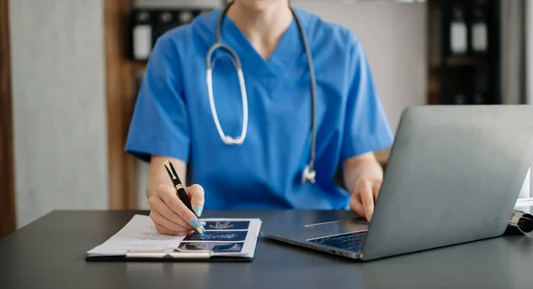 医疗技术概念 在医院使用笔记本电脑和听诊器的医生 — 图库照片