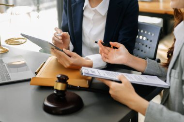 iş adamları ve avukatlar sözleşme kağıtları masaya oturan tartışıyor. Hukuk, tavsiye, yasal hizmetler kavramları. sabah ışığında