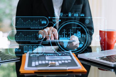 İkonlarla CO2 kavramını azaltmak için çalışan iş adamı, reformasyon yeşili fabrika geri dönüşümü gibi küresel ısınma ve sıfır karbondioksit emisyonu kavramı. VR simgeleriyle