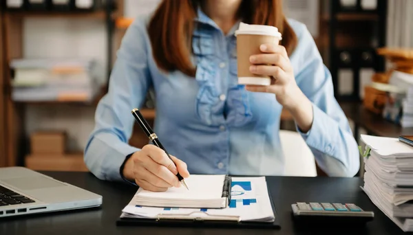Kadını Defterine Yazıyor Elinde Kahve Fincanı Tutuyor — Stok fotoğraf