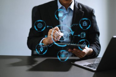 İstihbarat Ai ile sohbet botu kullanan bir adam. Yapay Zeka ile sohbet, OpenAI tarafından geliştirildi. Robot çevrimiçi sistemde. Modern ofiste
