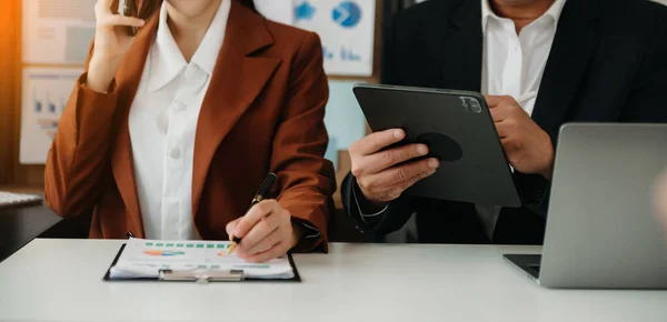 Ekibi Akıllı Telefon Tabletle Finansal Durumu Analiz Ediyor Ofiste Zenginlik — Stok fotoğraf