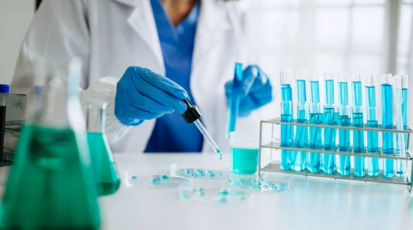 Mannelijke Biotechnoloog Test Nieuwe Chemische Stoffen Een Laboratorium — Stockfoto