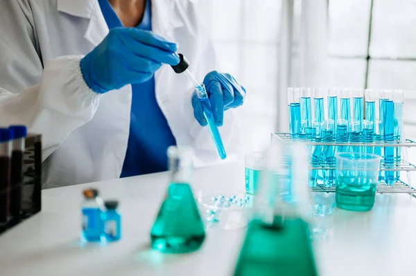 Biotecnólogo Masculino Probando Nuevas Sustancias Químicas Laboratorio — Foto de Stock
