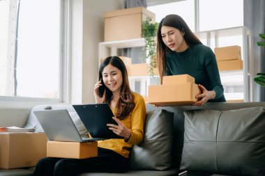 Küçük işletmeler kurmak KOBİ sahipleri, çevrimiçi siparişleri kontrol edin. 