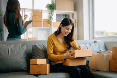 Küçük işletmeler kurmak KOBİ sahipleri, çevrimiçi siparişleri kontrol edin. 