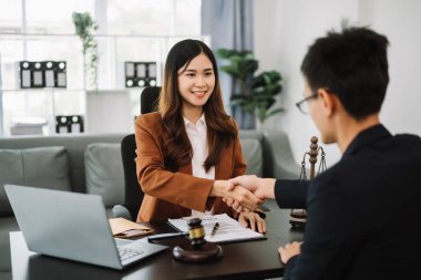 Adalet ve hukuk kavramı. Avukatlık bürosundaki zarfın içinde rüşvet parası var. İş adamları el sıkışıyor
