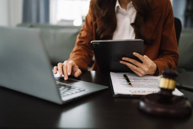 Hukuk bürosunda dizüstü bilgisayar ve tabletle çalışan Asyalı avukat kadın. Hukuki ve hukuki hizmet kavramı.