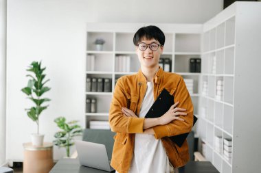 Ofisteki yakışıklı Asyalı iş adamı.