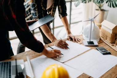 Mühendis ekipleri modern şehirdeki inşaat sahasında birlikte çalışıyorlar..