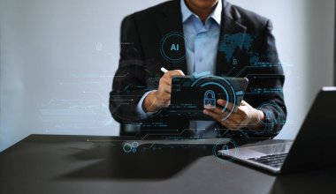 Siber güvenlik ve veri koruması. Tablet kullanan işadamı, iş ve mali verileri sanal saldırıdan ve modern ofisteki siber güvenlik teknolojisinden koruyor.
