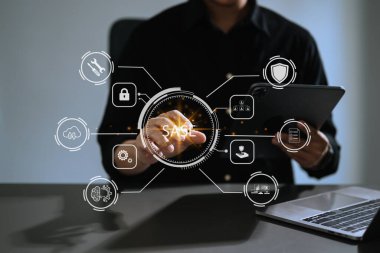 SASE Güvenli Erişim Hizmeti Kenar kavramı, sanal ekran arka planı, parola, ağ, çerçeve ve destek teknolojisinde Güvenli Erişim Servis Kenarına dokunan adam