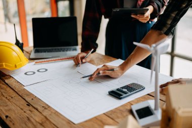 Şirket ofisindeki rüzgar enerjisi hakkında danışmanlık yapan iş adamlarına yakın çekim. Sektörde profesyonel takım