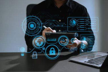 Siber güvenlik ve veri koruma bilgileri gizlilik internet teknolojisi kavramı. Bilgisayar üzerinde çalışan iş adamı, iş ve mali veri teknolojisi kavramının asma kilit koruması altında olduğunu gösteriyor..