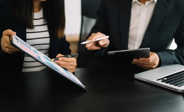 비즈니스 선물이야 전문적 투자자는 관리자의 업무를 사무실에 디지탈 태블릿 노트북을 — 스톡 사진