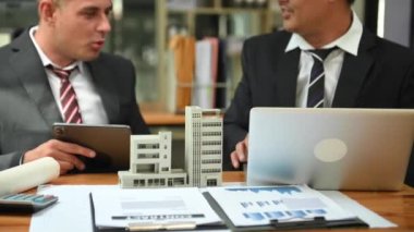 Kontrat imzalıyorum. Müşteri ve komisyoncu, kira sözleşmesi, başarılı bir anlaşma ve ofis masasında oturan iş adamları.