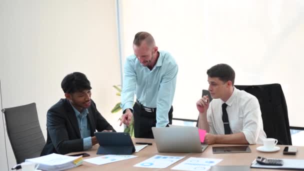 Ofisteki Arkadaşları Gündelik Bir Konuşma Yapıyorlar Konferans Odasında Bir Grup — Stok video
