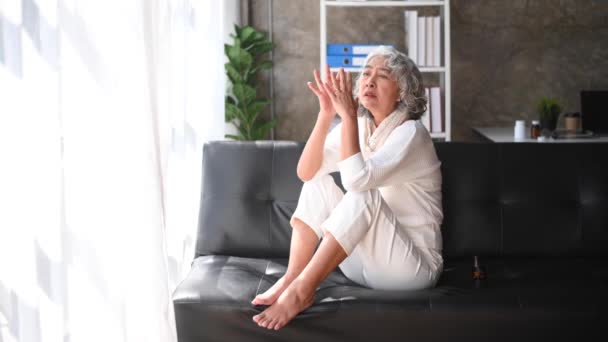 Starsza Kobieta Siedzi Depresji Pobliżu Okna Domu — Wideo stockowe
