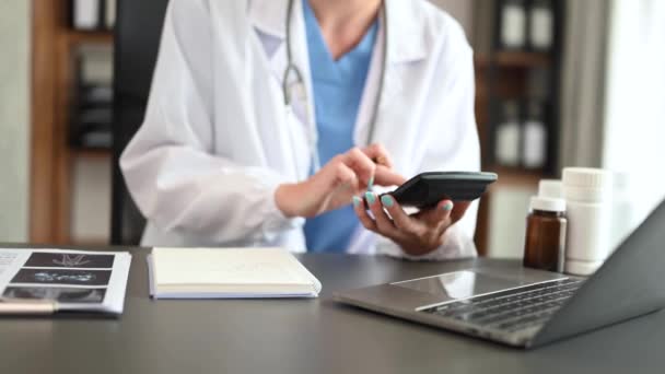 의사는 병원에서 비용에 계산기와 노트북을 — 비디오