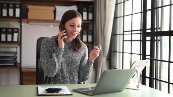 Бізнес Леді Розмовляючи Телефону Використовуючи Ноутбук Посмішкою Сидячи Офісі — стокове відео