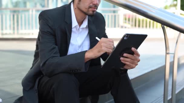 Bonito Homem Negócios Usando Tablet Livre — Vídeo de Stock