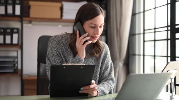 Бізнес Леді Розмовляючи Телефону Використовуючи Ноутбук Посмішкою Сидячи Офісі — стокове відео