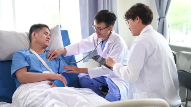 Médicos Profesionales Masculinos Masculinos Hospital Ward Hablan Con Paciente Dan — Vídeos de Stock