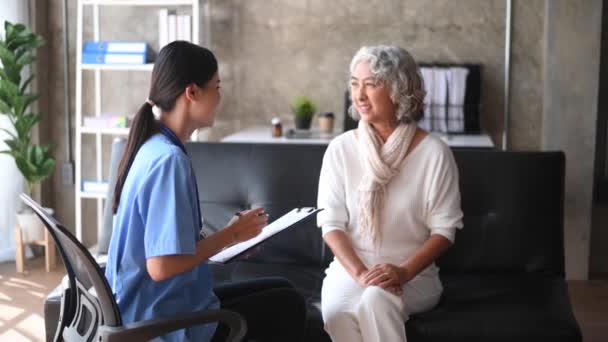 Vrouwelijke Arts Senior Patiënt Bejaardenconcept Ziekenhuis Thuis — Stockvideo