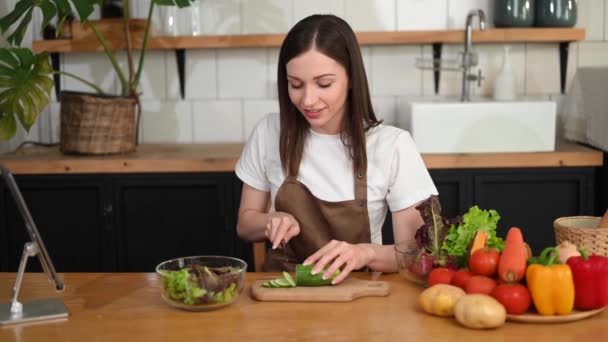 Vacker Kvinna Matlagning Hälsosam Vegan Mat Framför Kameran — Stockvideo